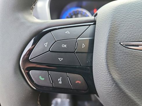 Used 2025 Chrysler Pacifica Limited FWD image 23