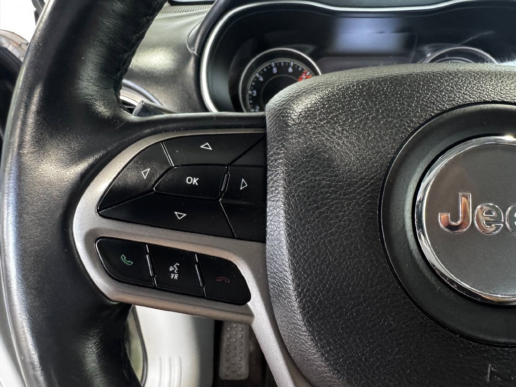 Used 2019 Jeep Cherokee Overland w/ Technology Group AWD/4WD image 17