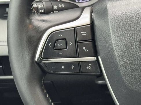 Used 2024 Toyota Highlander XLE FWD image 12