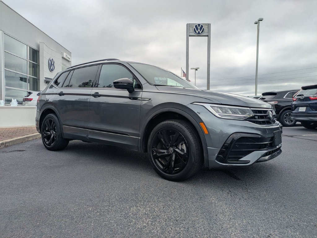 Certified 2024 Volkswagen Tiguan SE R-Line FWD image 3