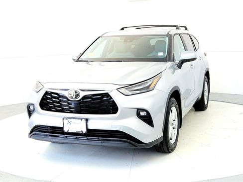Used 2023 Toyota Highlander LE AWD/4WD image 2