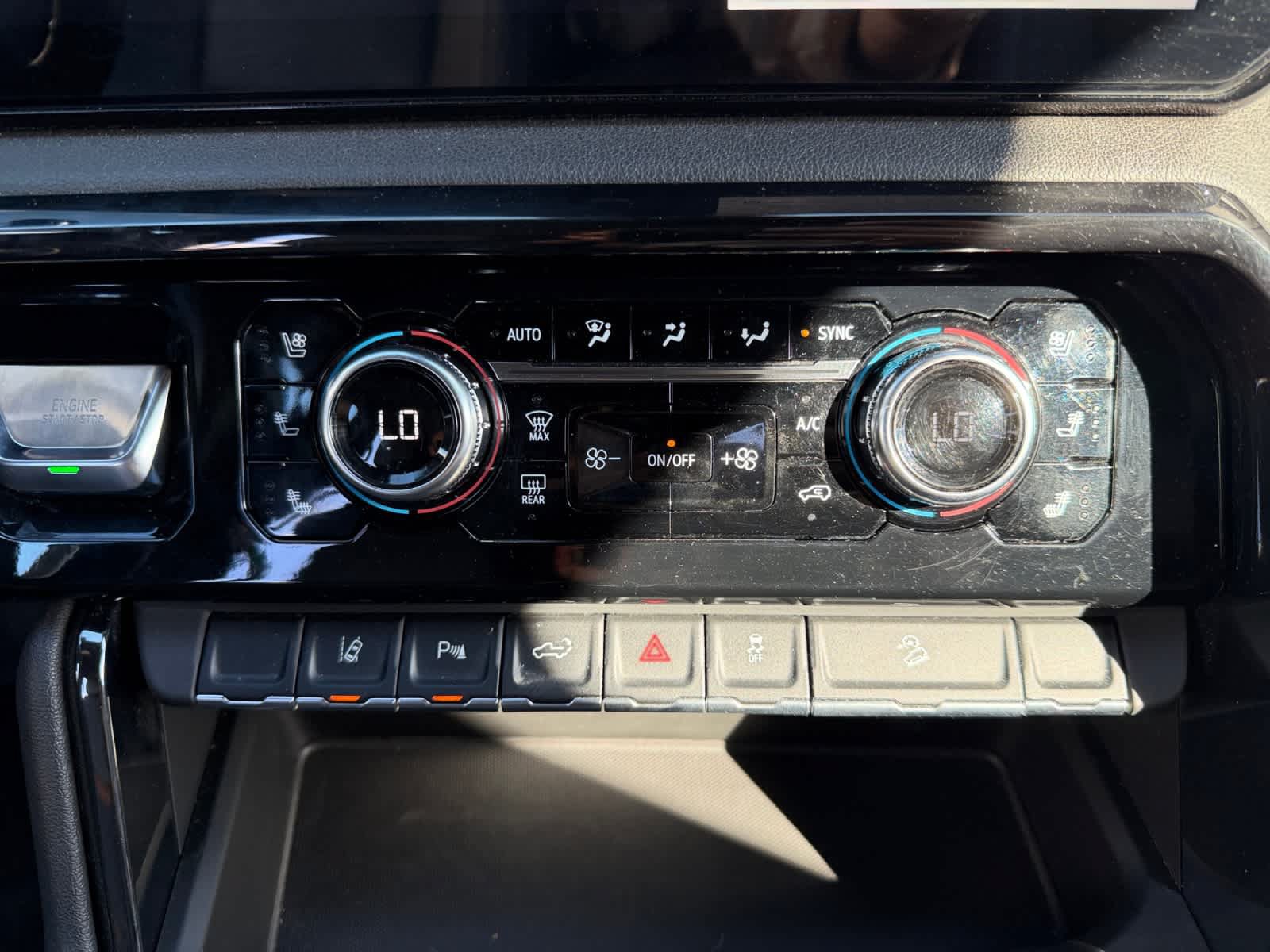 Used 2024 GMC Sierra 2500 AT4 w/ Technology Package AWD/4WD image 12