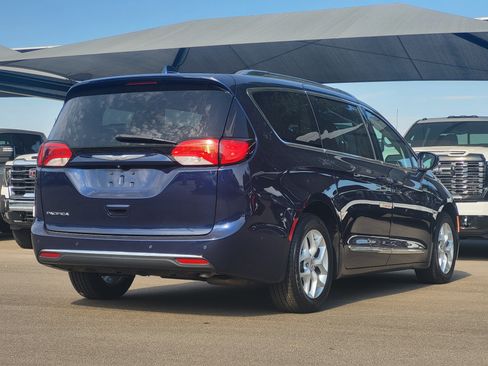 Used 2017 Chrysler Pacifica Touring-L Plus w/ Advanced Safetytec Group FWD image 6