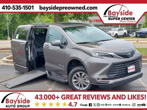 Used 2024 Toyota Sienna XLE w/ XLE Plus Package FWD image 1