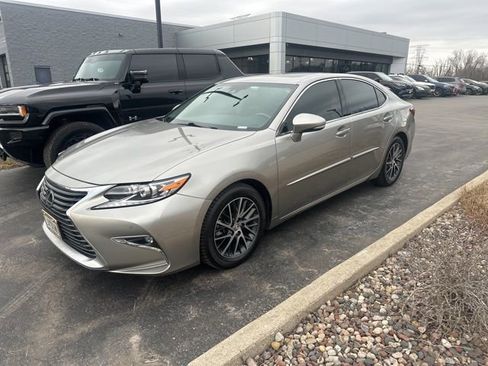 Used 2016 Lexus ES 350 w/ Luxury Package w/Wood Trim image 2
