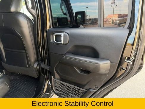Used 2018 Jeep Wrangler Unlimited Sahara image 22