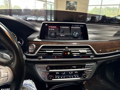 Used 2019 BMW 750i image 23