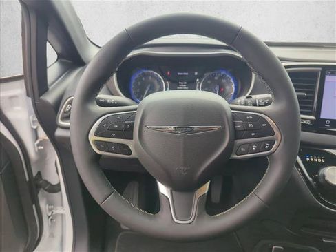 Used 2025 Chrysler Pacifica Select FWD image 12