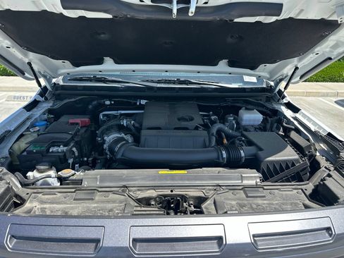 Used 2025 Nissan Frontier SV w/ SV Convenience Package RWD image 8