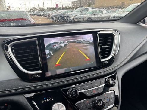 Used 2025 Chrysler Pacifica Limited image 27