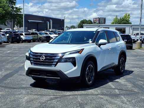 Used 2024 Nissan Rogue SV AWD/4WD image 2