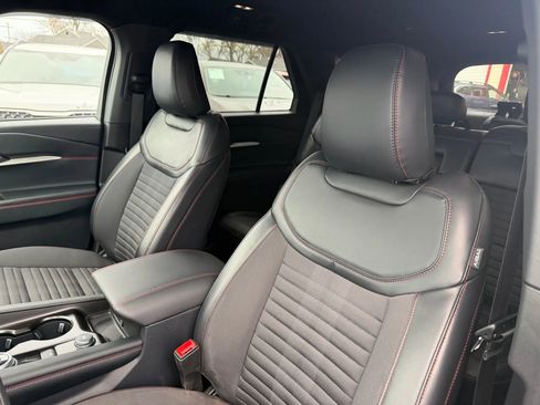 Used 2025 Ford Explorer ST-Line w/ ST-Line Street Pack image 11