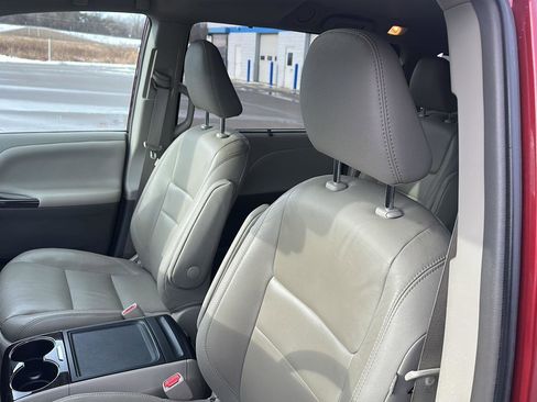 Used 2018 Toyota Sienna XLE image 21