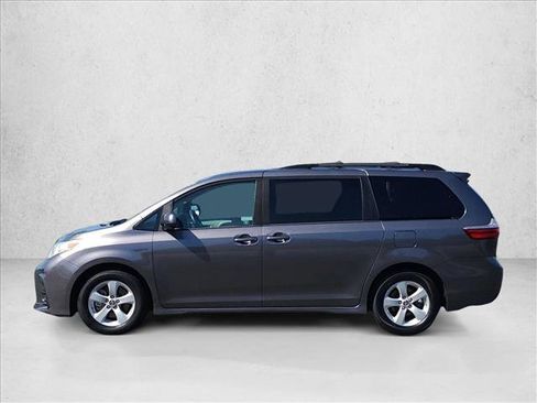 Used 2019 Toyota Sienna LE w/ Carpet Mat Package FWD image 8