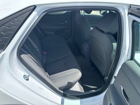 Certified 2025 Hyundai Elantra SEL FWD image 18