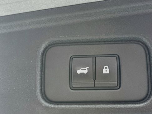 Used 2025 Nissan Pathfinder SV FWD image 29