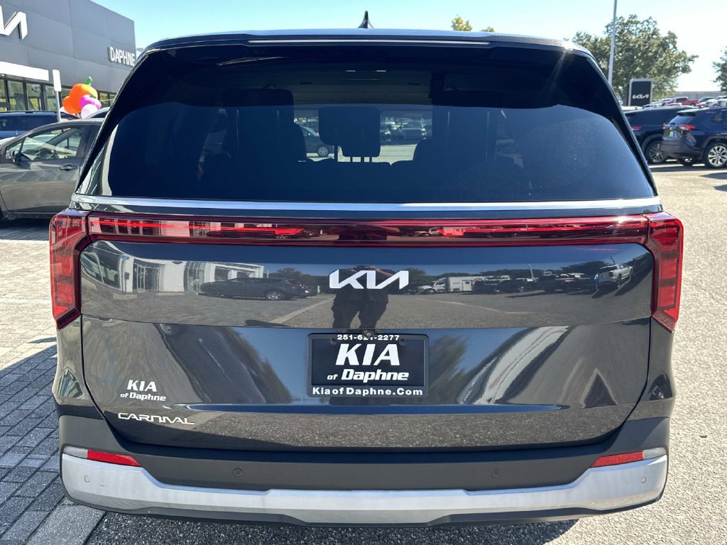 Used 2025 Kia Carnival FWD image 3