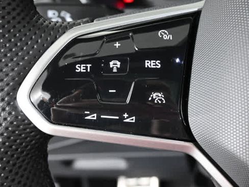 Used 2024 Volkswagen Tiguan SEL R-Line image 23