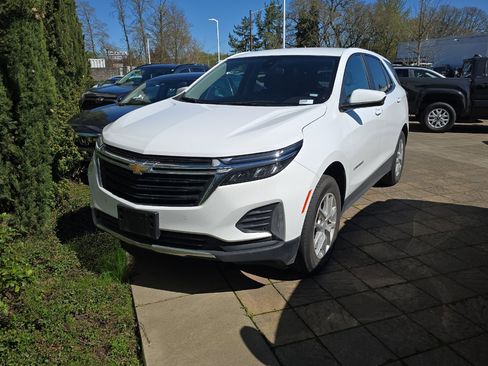 Used 2024 Chevrolet Equinox LT image 2