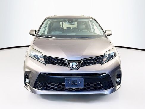 Used 2020 Toyota Sienna SE w/ SE Preferred Package FWD image 2