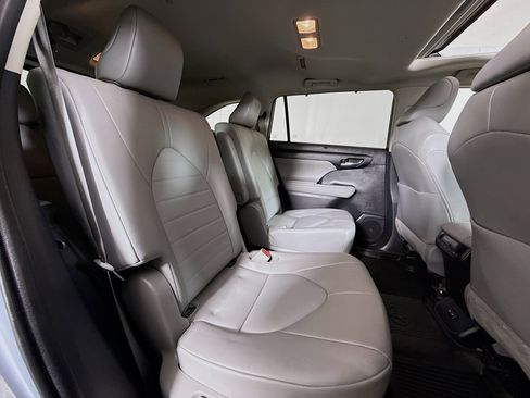 Certified 2022 Toyota Highlander XLE image 27