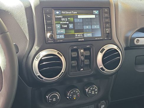 Used 2016 Jeep Wrangler Unlimited Rubicon w/ Connectivity Group image 14