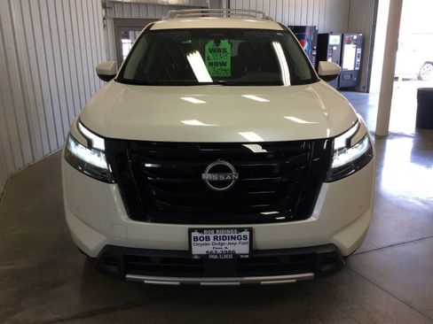 Used 2024 Nissan Pathfinder SL w/ Black Appearance Package image 9