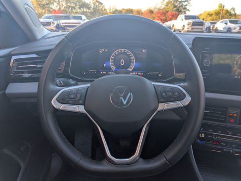 Used 2025 Volkswagen Jetta SE w/ Sunroof Package image 24