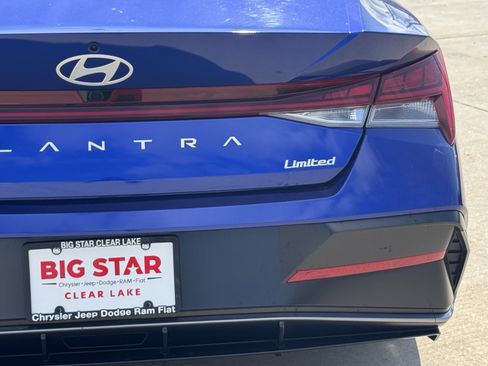 Used 2025 Hyundai Elantra Limited FWD image 11