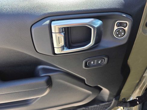 Used 2025 Jeep Gladiator Mojave AWD/4WD image 22
