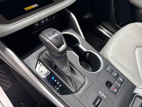 Used 2023 Toyota Highlander XLE image 28