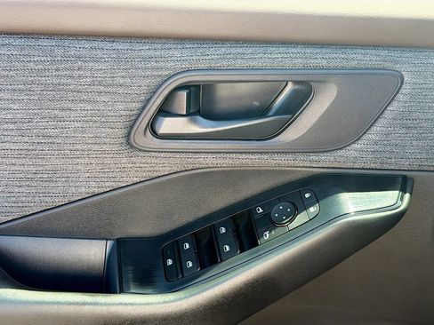 Used 2023 Nissan Rogue S FWD image 17