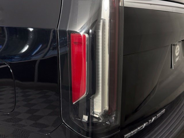 Used 2022 Cadillac Escalade Premium Luxury AWD/4WD image 13