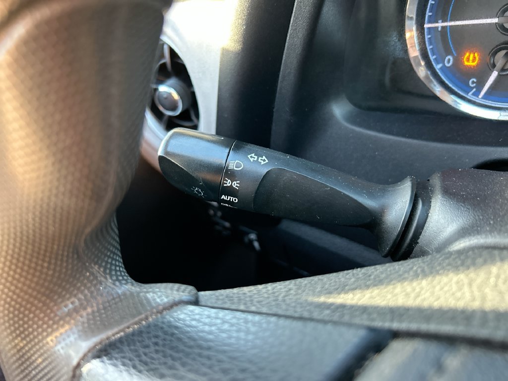 Used 2018 Toyota Corolla LE FWD image 19