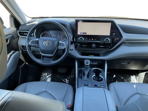 Used 2023 Toyota Highlander XLE FWD image 15