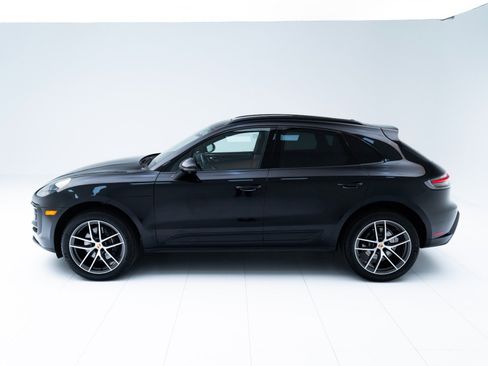 Used 2025 Porsche Macan image 2