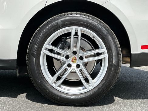 Certified 2025 Porsche Macan AWD/4WD image 30