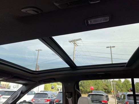 Used 2021 Chevrolet Suburban Z71 w/ Luxury Package image 12