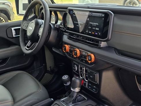 Used 2025 Jeep Gladiator Mojave w/ Convenience Group AWD/4WD image 35