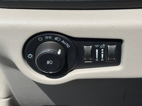 Used 2022 Chrysler Pacifica Touring-L image 18