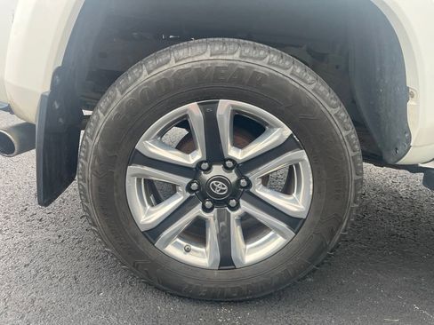 Used 2018 Toyota Tacoma Limited AWD/4WD image 11
