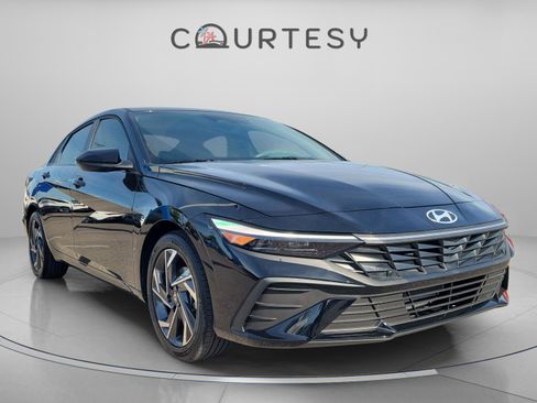 Used 2025 Hyundai Elantra Sport image 4