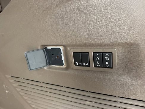 Used 2022 GMC Yukon XL Denali image 44