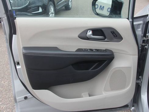 Used 2024 Chrysler Pacifica Touring-L FWD image 31