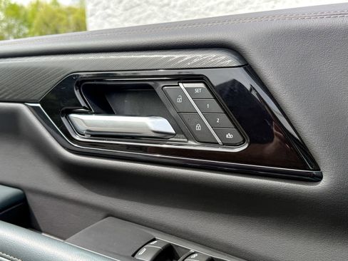 Certified 2025 GMC Yukon AT4 w/ AT4 Premium Package AWD/4WD image 19