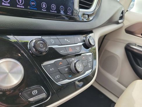 Used 2018 Chrysler Pacifica Touring-L image 21