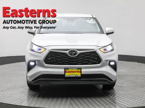 Used 2023 Toyota Highlander LE image 2