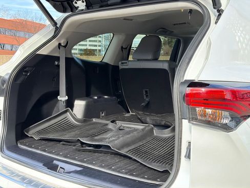 Used 2022 Toyota Highlander XLE image 9