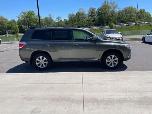 Used 2011 Toyota Highlander SE w/ Tow Pkg image 2