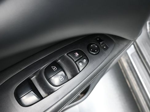 Used 2020 Nissan Pathfinder SV image 31